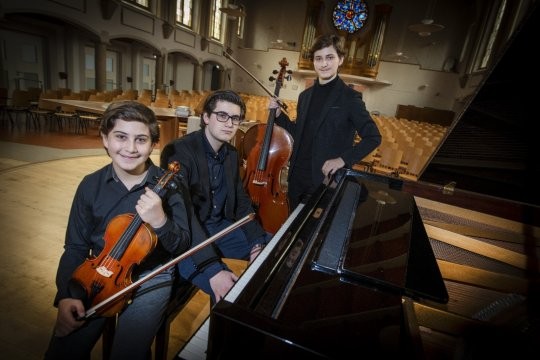 Vanaf links:  Emanuel (10, viool), Adam (16, piano) en Christian (15, cello) Akopian.